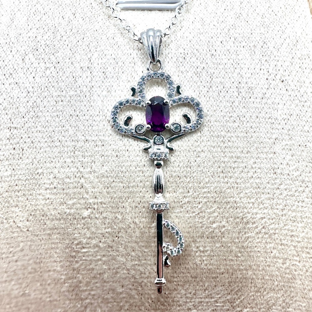 Sparkling s925 sterling silver key with natural rhodolite garnet